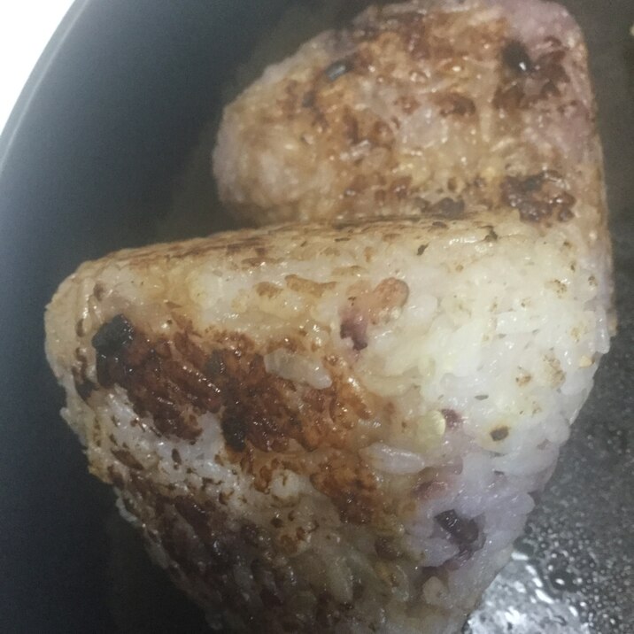 干しエビとすり白ごまの焼きおにぎり